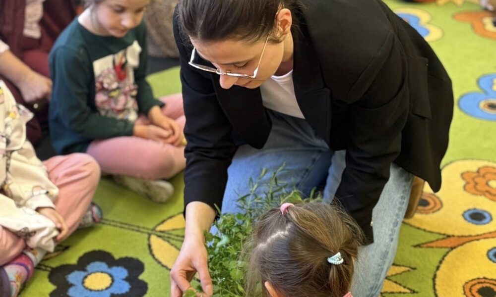 dzieci i pracownica sanepid