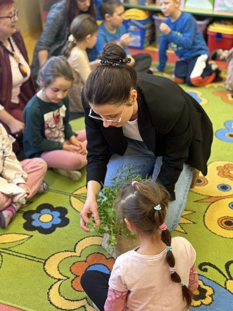 dzieci i pracownica sanepid