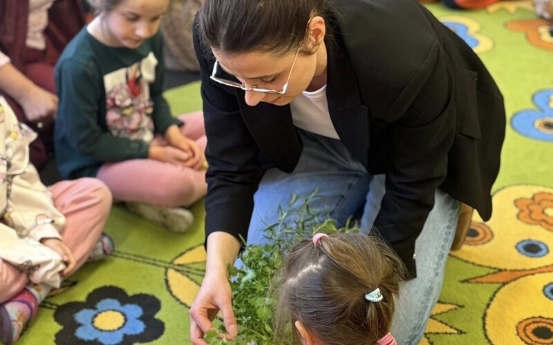 dzieci i pracownica sanepid