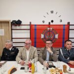 Starosta, Burmistrz Niemczy, radny powiatowy i dyrektor aresztu siedzą przy stole