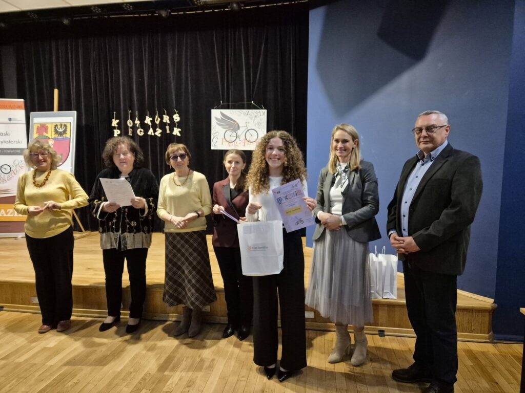 jury wraz z laureatką kategorii starsi
