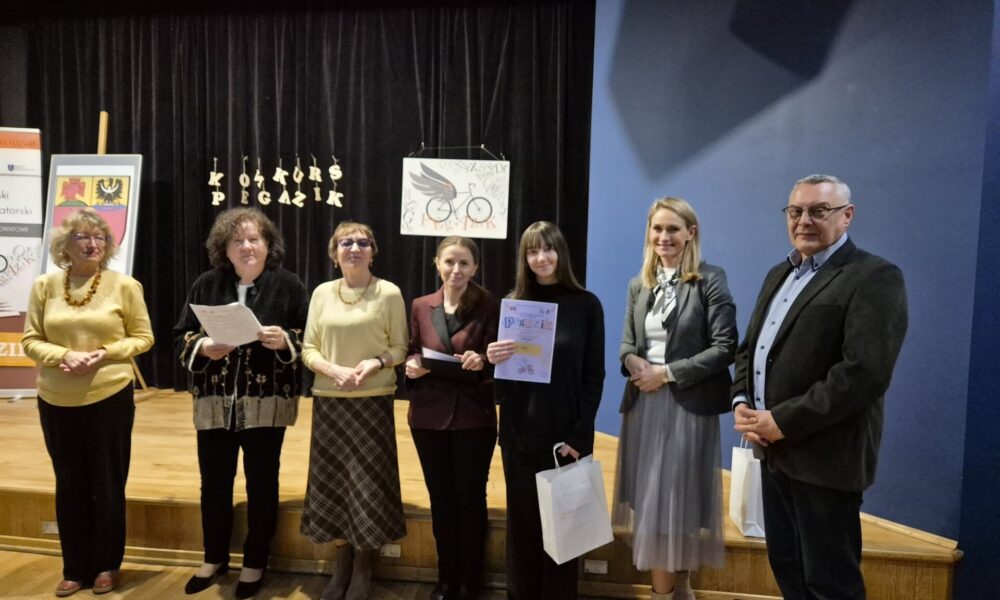 jury konkursu wraz z laureatką w kategorii starsi