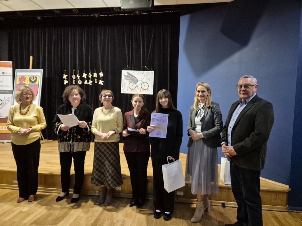 jury konkursu wraz z laureatką w kategorii starsi