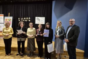 jury konkursu wraz z laureatką w kategorii starsi