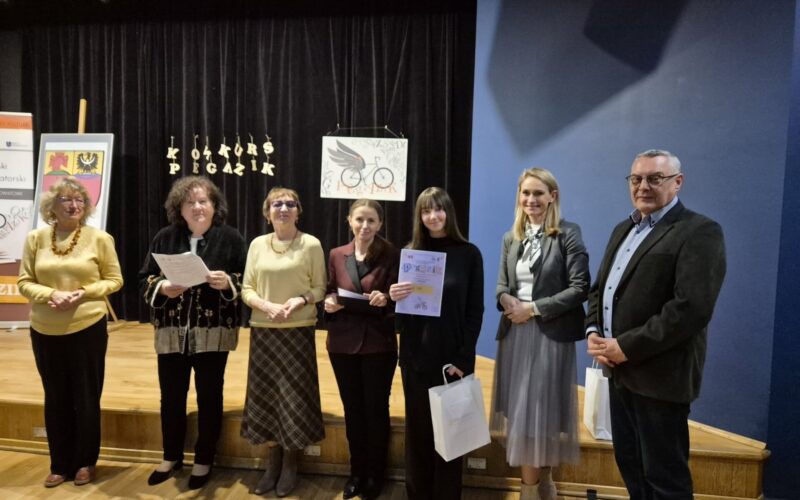 jury konkursu wraz z laureatką w kategorii starsi