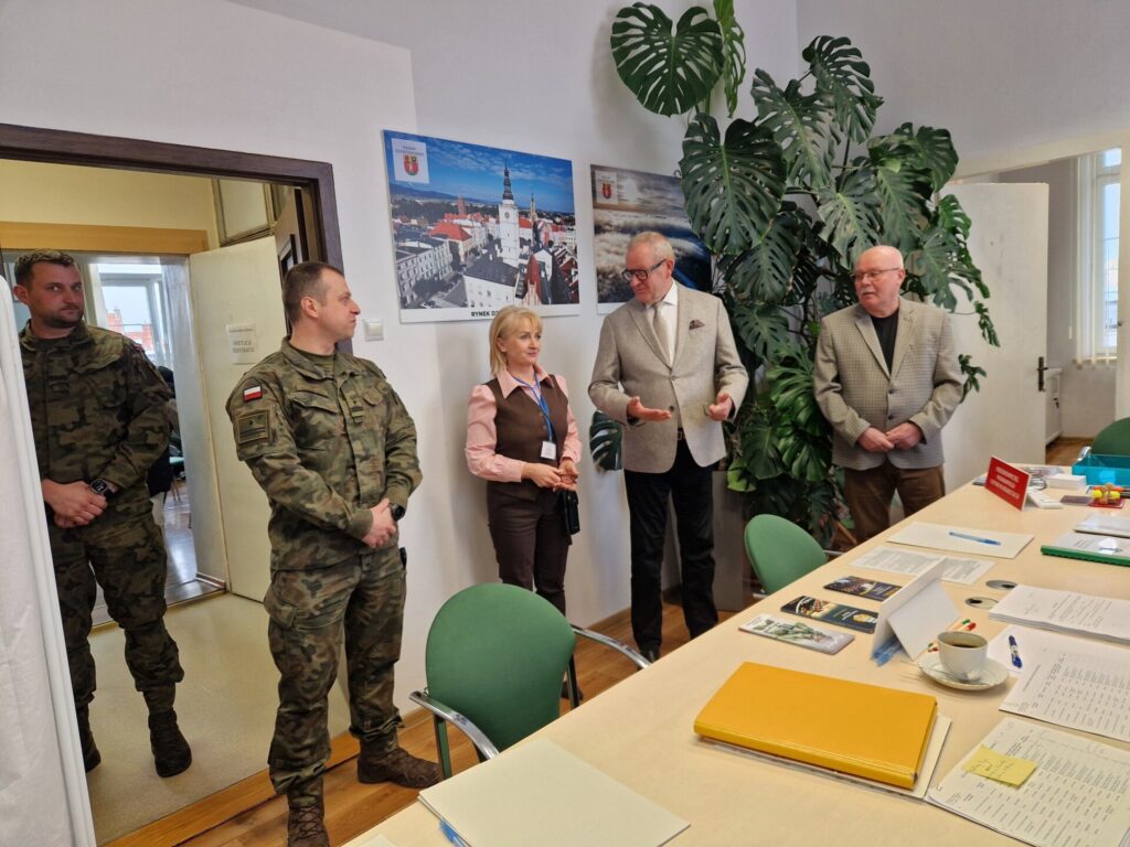 zbliżenie na starostę i dyrektor wydziału bezpieczeństwa