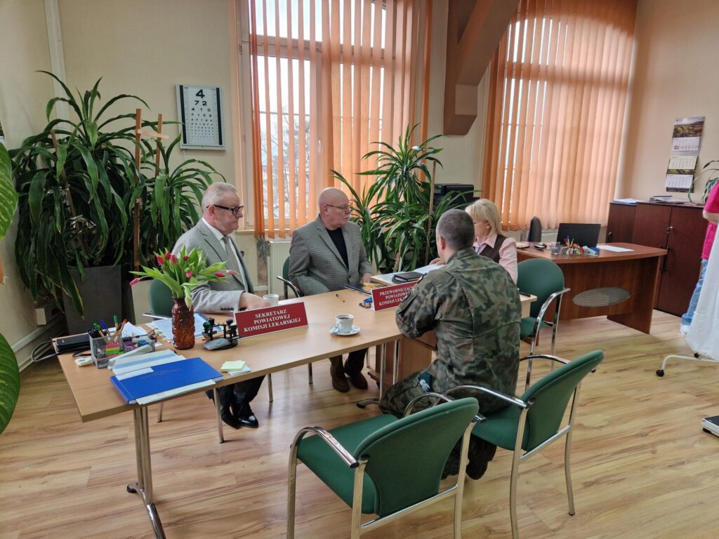 starosta z majorem, lekarzem i dyrektor wydziału bezpieczeństwa