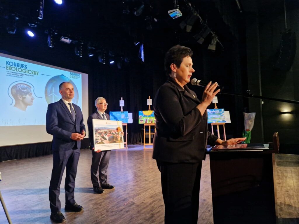 dyrektor wydziału edukacji podczas przemówienia na jubileuszu