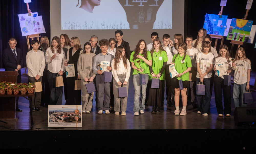 uczestnicy konkursu ekologicznego na scenie