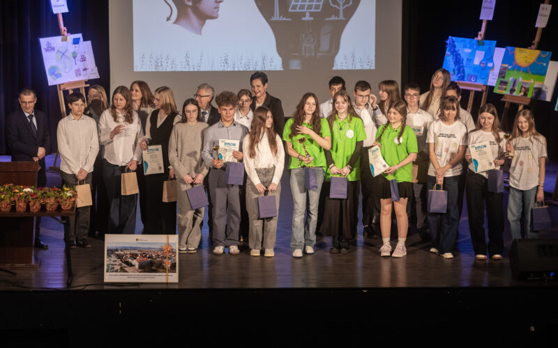uczestnicy konkursu ekologicznego na scenie