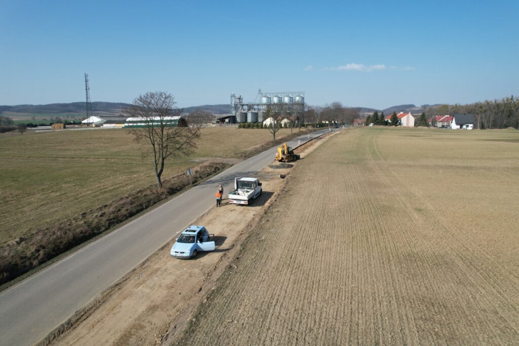 widok na budowę ścieżki pieszo - rowerowej przy wyjeździe z Gilowa