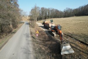 widok na maszyny pracujące przy budowie ścieżki pieszo - rowerowej