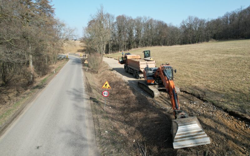 widok na maszyny pracujące przy budowie ścieżki pieszo - rowerowej