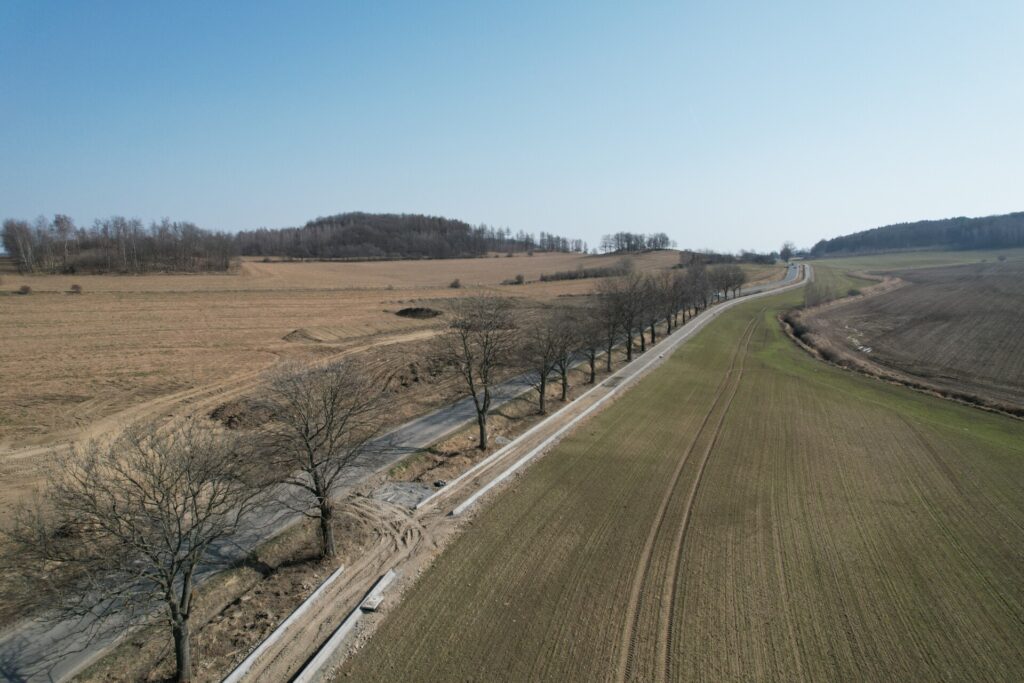 widok na ścieżkę pieszo-rowerową między Dobrocinem a Gilowem