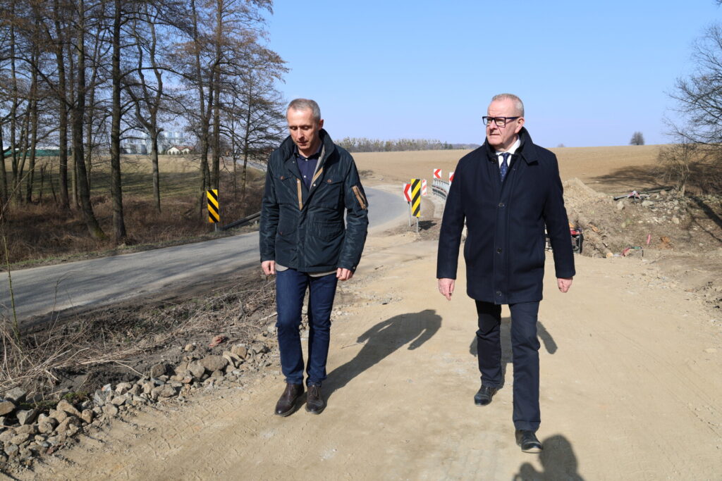 starosta z prezesem ZDP na budowie ścieżki