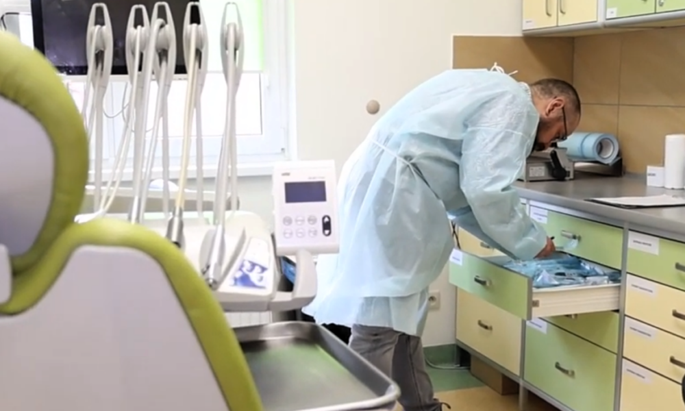 pracownik Sanepidu podczas kontroli gabinetu stomatologicznego