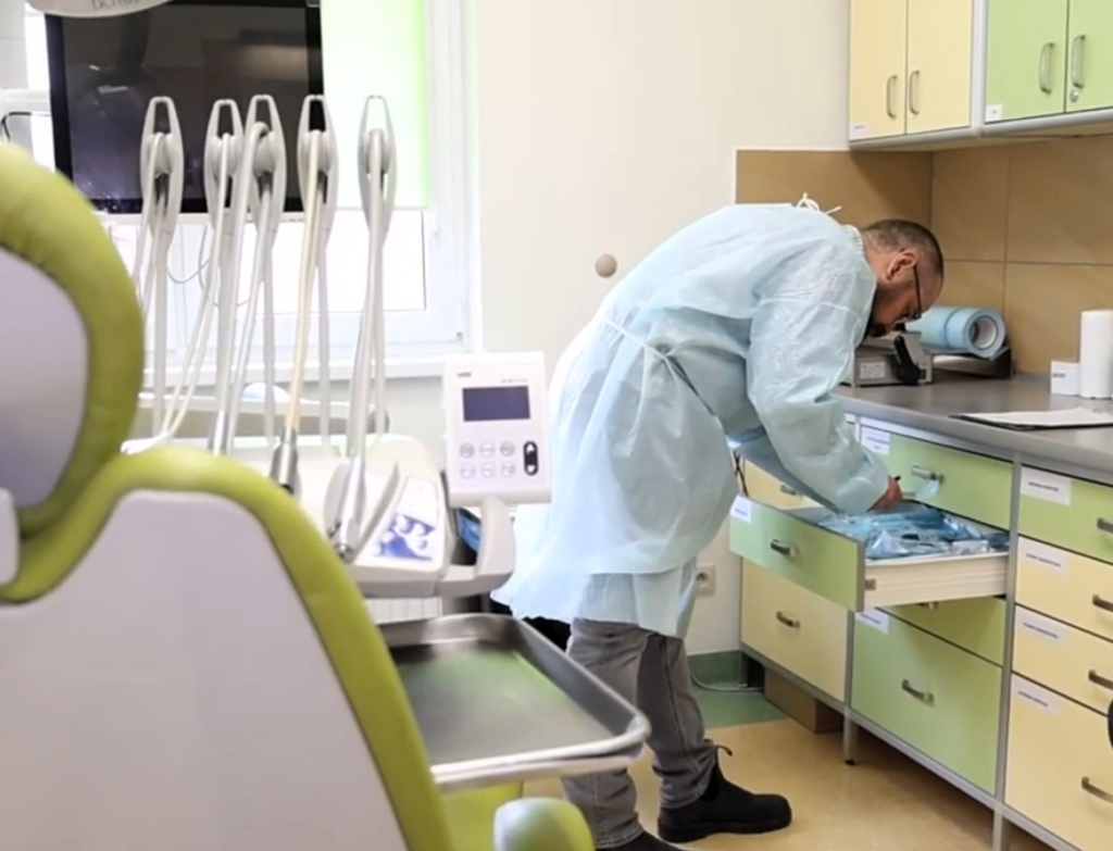 pracownik Sanepidu podczas kontroli gabinetu stomatologicznego
