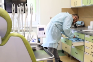 pracownik Sanepidu podczas kontroli gabinetu stomatologicznego