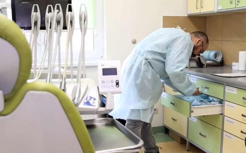pracownik Sanepidu podczas kontroli gabinetu stomatologicznego