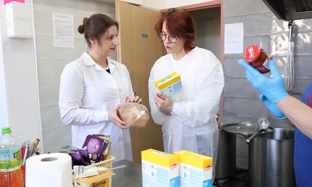 Panie z Sanepidu podczas kontroli żywności