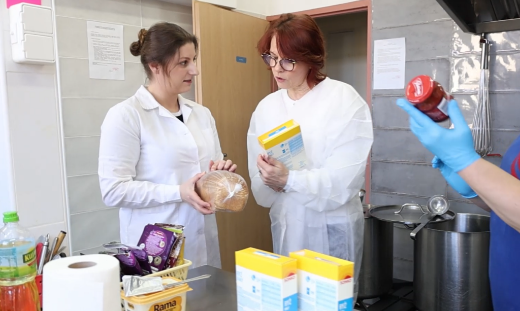 Panie z Sanepidu podczas kontroli żywności