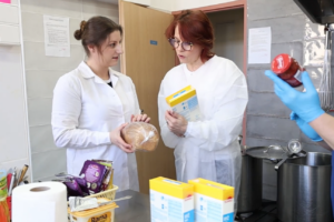 Panie z Sanepidu podczas kontroli żywności