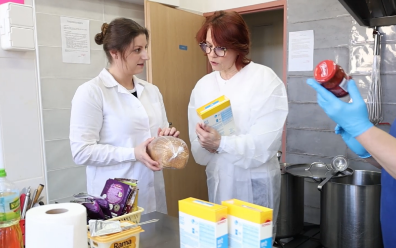 Panie z Sanepidu podczas kontroli żywności