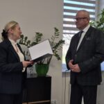 starosta odbiera gratulacje od dyrektor sanepidu