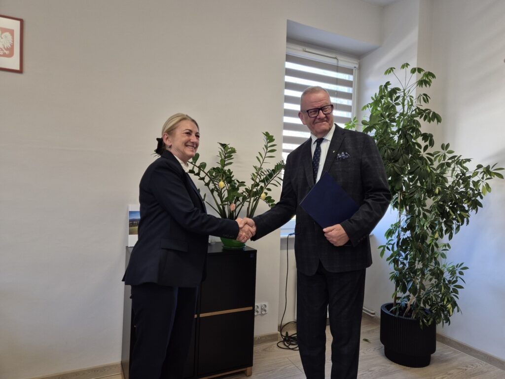 starosta odbiera gratulacje i ściska rękę dyrektor sanepidu