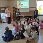 pracownice sanepidu rozmawiają z grupą dzieci