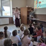 pracownice sanepidu rozmawiają z grupą dzieci, pokazują zmianę koloru