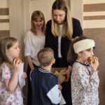 pracownice sanepidu wręczają dzieciom jabłka