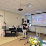 artysta podczas śpiewania