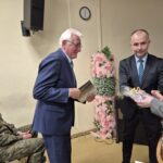 wicestarosta wręczający słodki podarek kombatantom 8