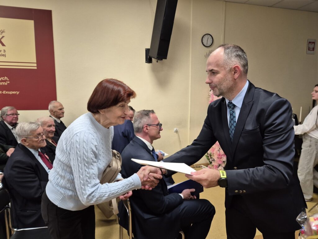 wicestarosta wręczający podarunek kombatantce