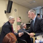 wicestarosta wręczający słodki podarek kombatantom 10