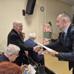 wicestarosta wręczający słodki podarek kombatantom 11