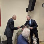 wicestarosta wręczający słodki podarek kombatantom 12