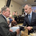 wicestarosta wręczający słodki podarek kombatantom 13