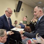 wicestarosta wręczający słodki podarek kombatantom 7