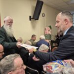 wicestarosta wręczający słodki podarek kombatantom 6