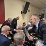 wicestarosta wręczający słodki podarek kombatantom 5