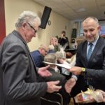 wicestarosta wręczający słodki podarek kombatantom 4