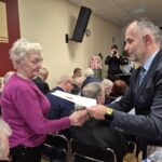 wicestarosta wręczający słodki podarek kombatantom 3