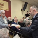 wicestarosta wręczający słodki podarek kombatantom 2