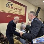 wicestarosta wręczający słodki podarek kombatantom