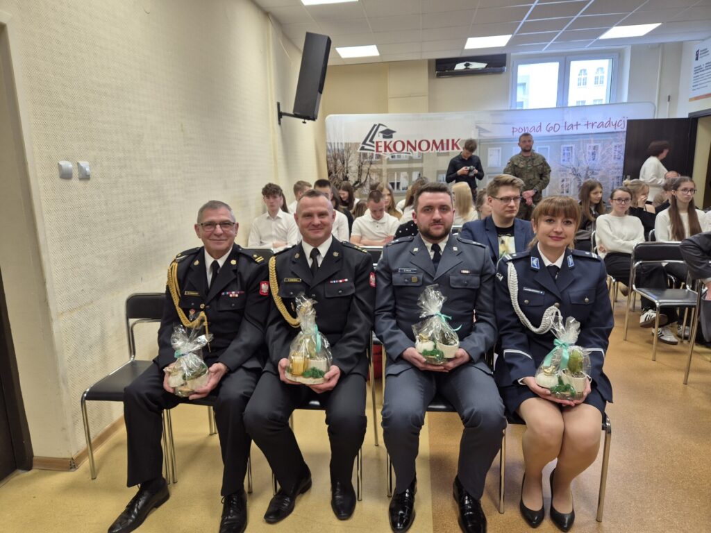 zbliżenie na przedstawicieli służb