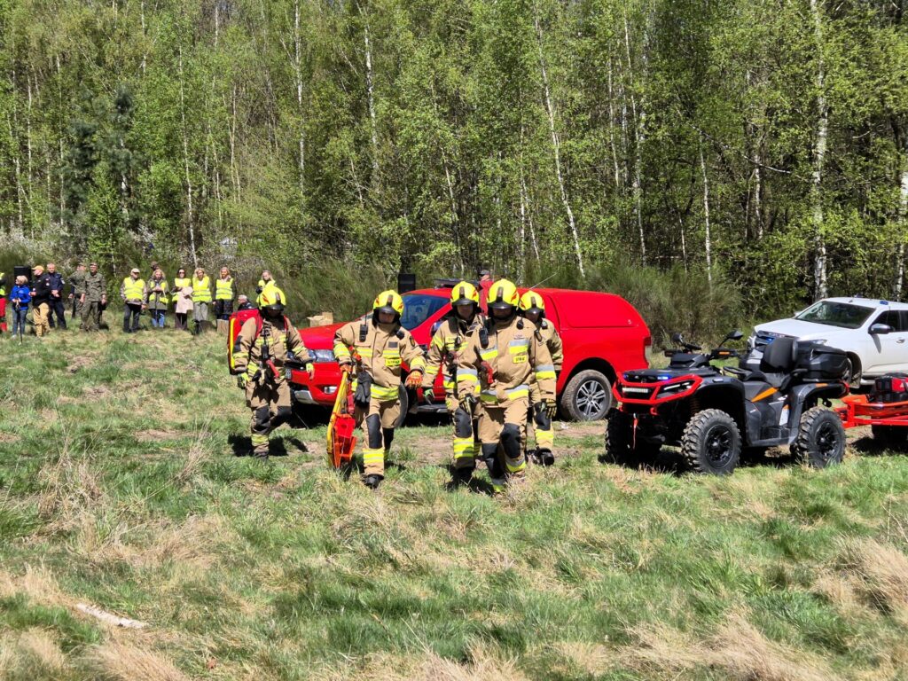 strażacy ruszający na pomoc