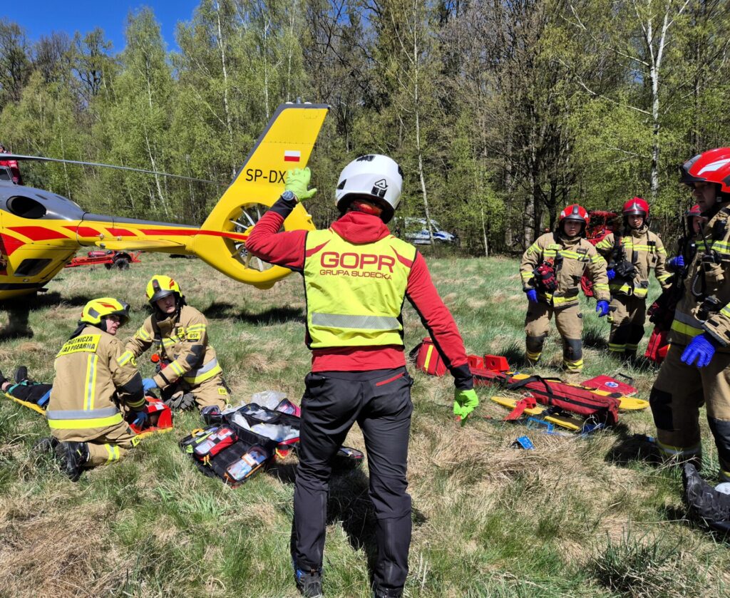 ratownik GOPR wydający polecenia