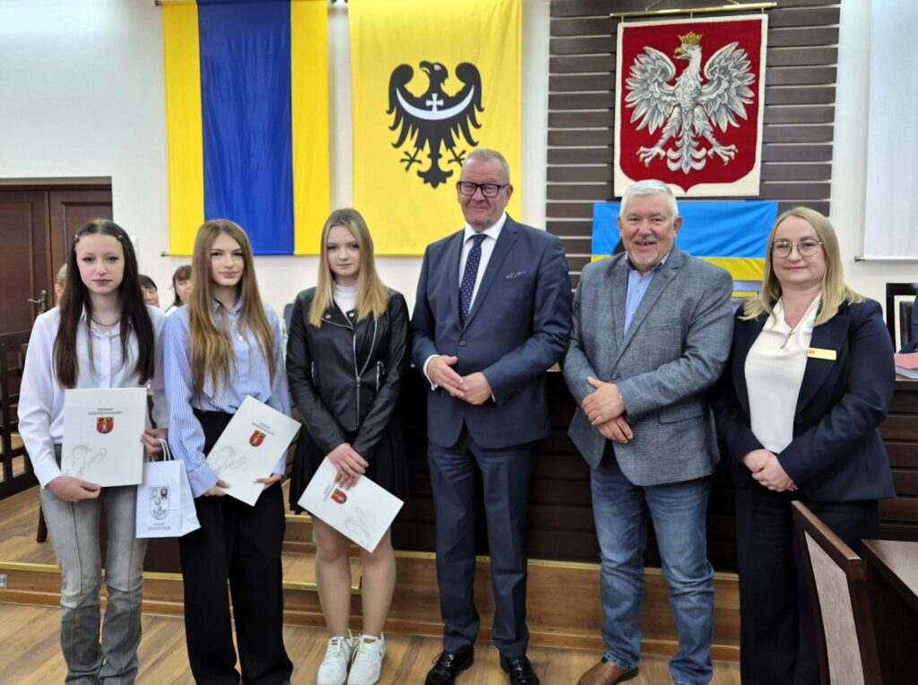 starosta, przewodniczący i dyrektor ochrony środowiska z laureatkami konkursu